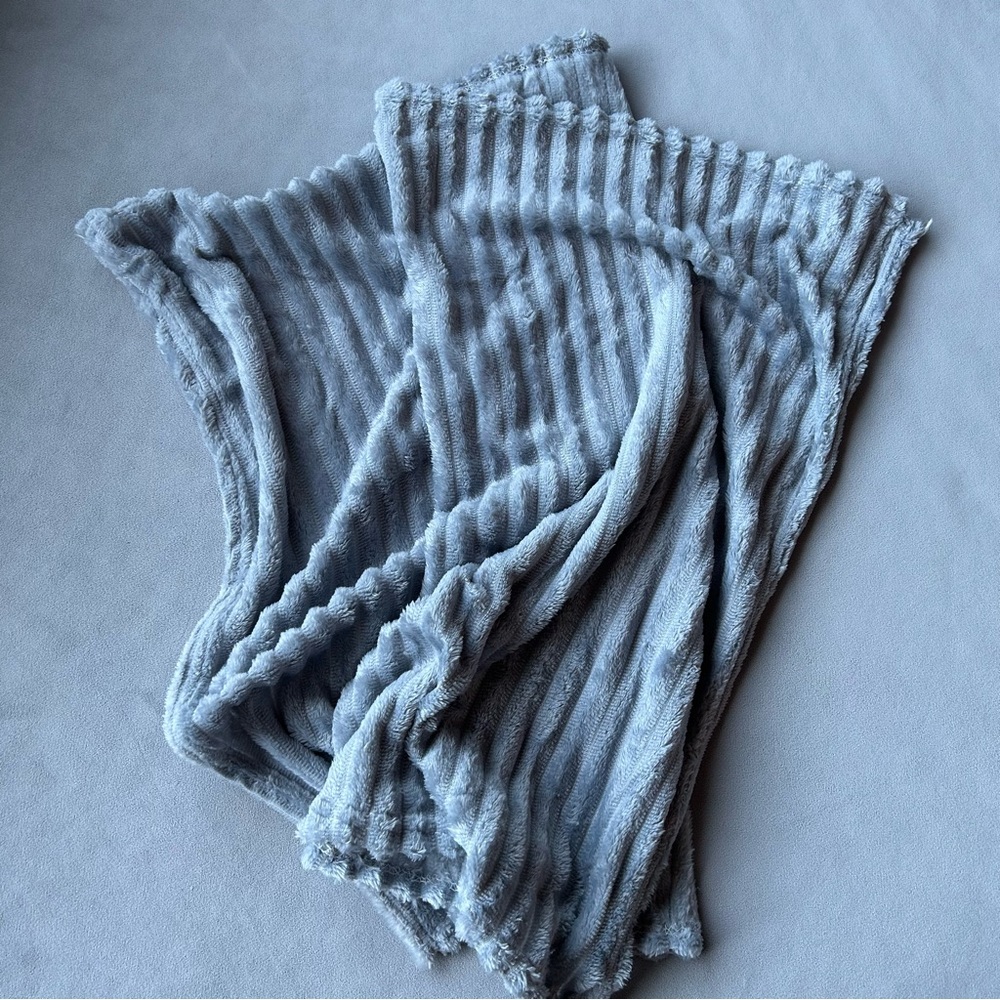100cm X 70cm ~ Soft Fleecy Blanket ~ Brand New!